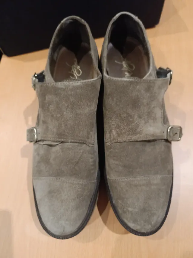 Zapatos de ante con doble hebilla talla 40