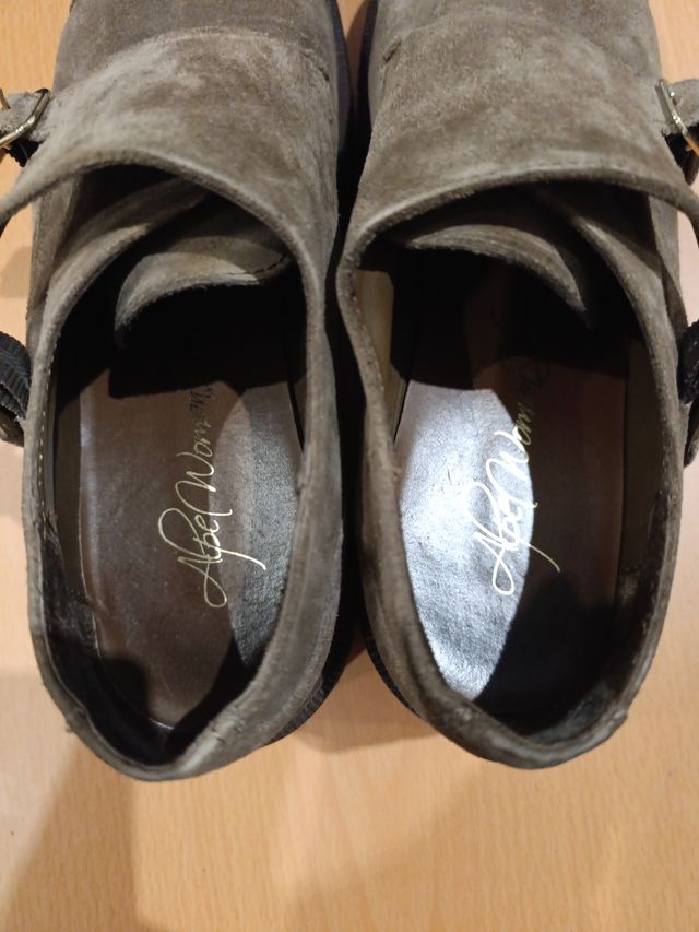 Zapatos de ante con doble hebilla talla 40