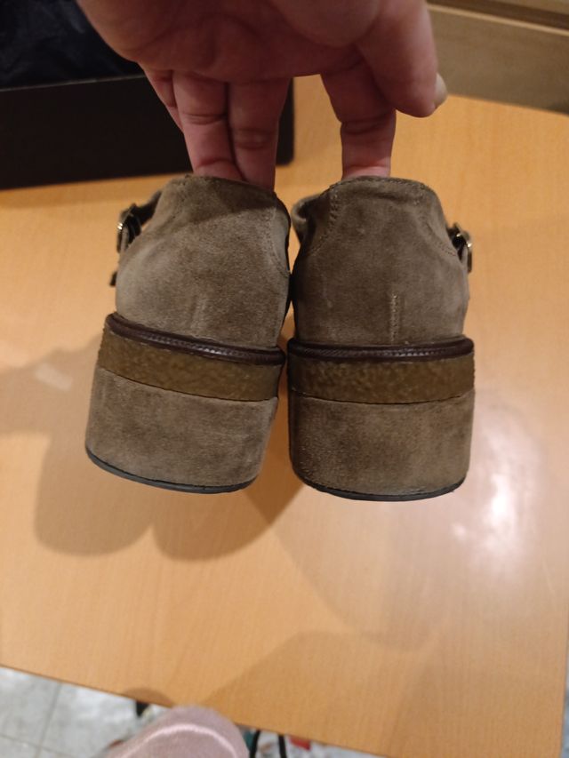 Zapatos de ante con doble hebilla talla 40