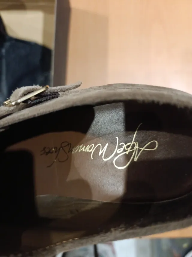 Zapatos de ante con doble hebilla talla 40