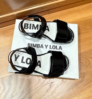 Sandalias Bimba y Lola charol negras