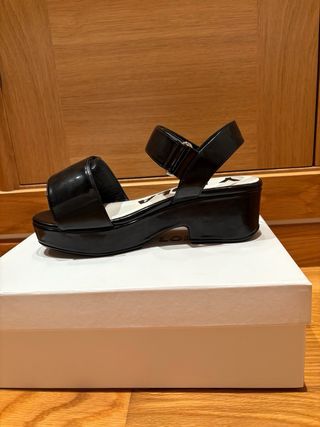 Sandalias Bimba y Lola charol negras