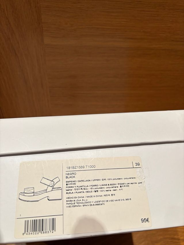 Sandalias Bimba y Lola charol negras