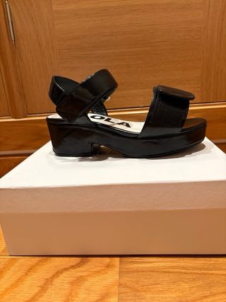 Sandalias Bimba y Lola charol negras