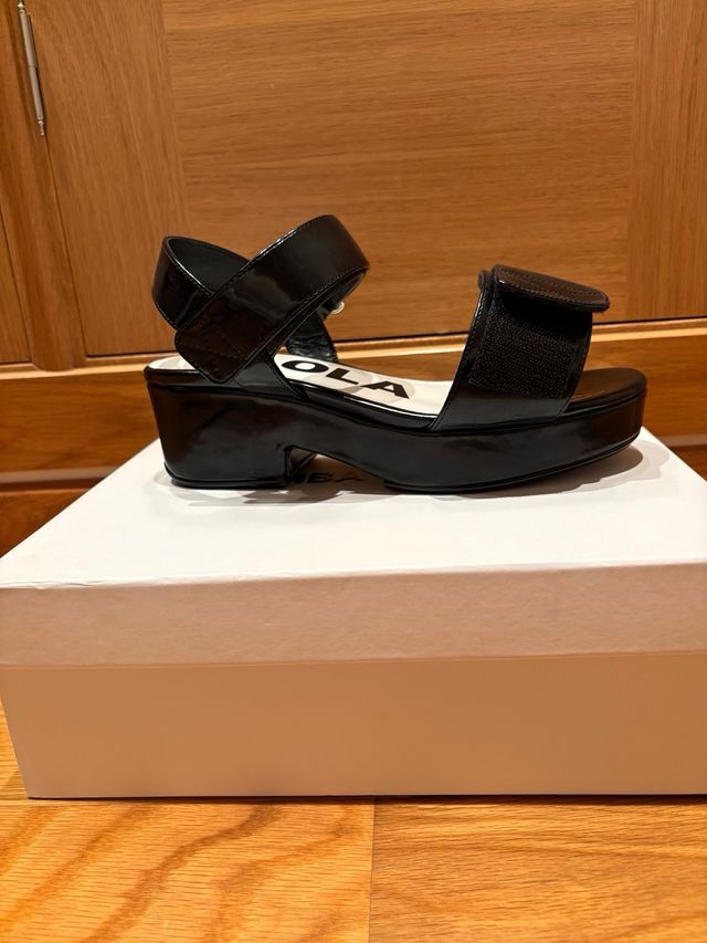 Sandalias Bimba y Lola charol negras