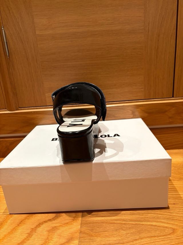 Sandalias Bimba y Lola charol negras