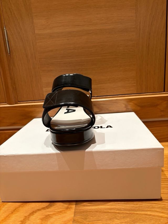 Sandalias Bimba y Lola charol negras