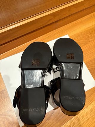 Sandalias Bimba y Lola charol negras