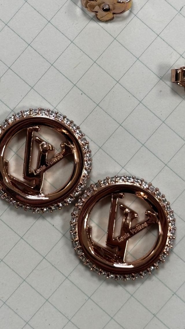 Louis Vuitton rose gold-tone pendientes – logo LV