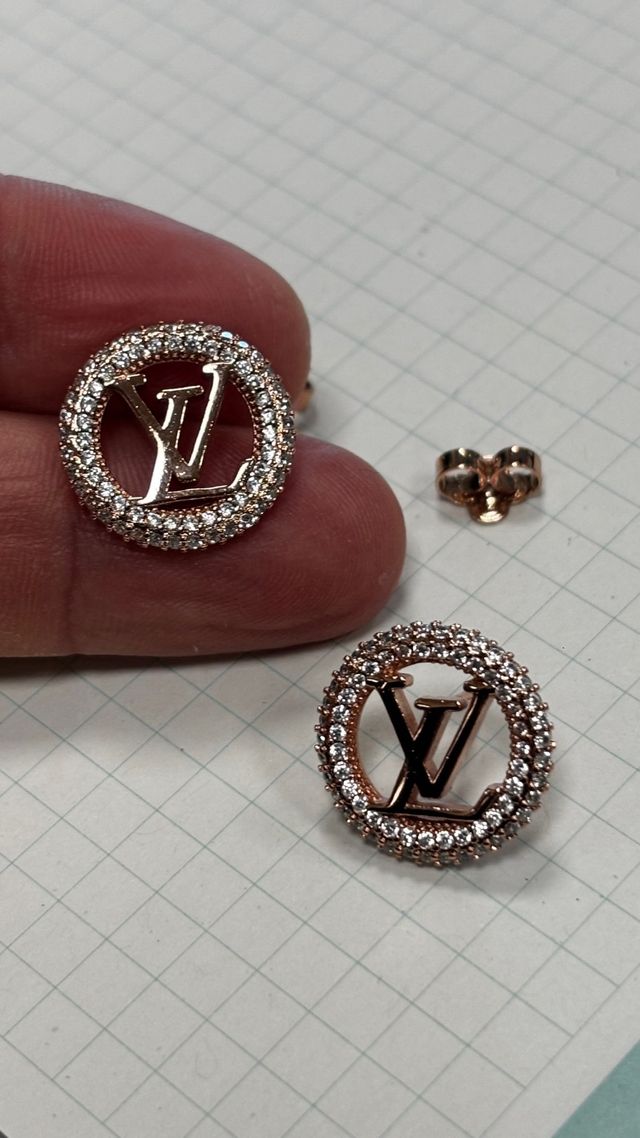 Louis Vuitton rose gold-tone pendientes – logo LV