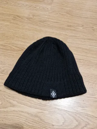 Gorro negro de punto con logo