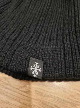 Gorro negro de punto con logo