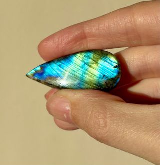 Labradorita azul multicolor cabuchon