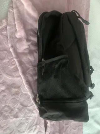 Mochila negra con logo y web