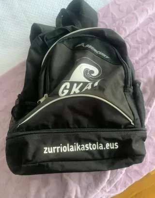 Mochila negra con logo y web