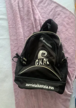 Mochila negra con logo y web