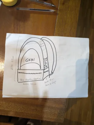 Mochila negra con logo y web