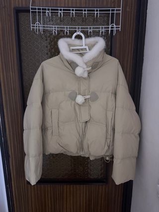 Plumas beige con cuello blanco Talla M