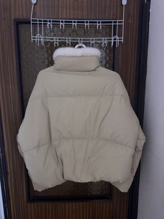 Plumas beige con cuello blanco Talla M