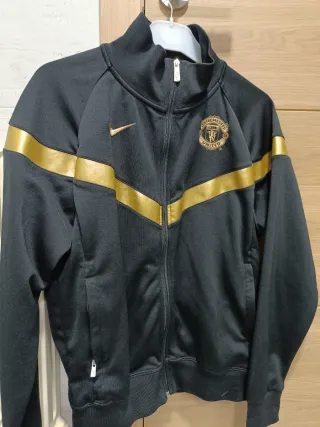 Chaqueta Manchester United Nike Negra y Dorada