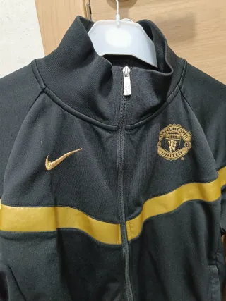 Chaqueta Manchester United Nike Negra y Dorada