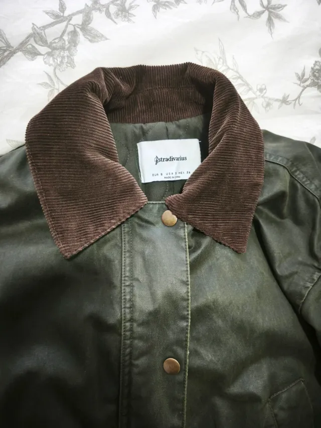 Parka encerada verde con cuello marrón