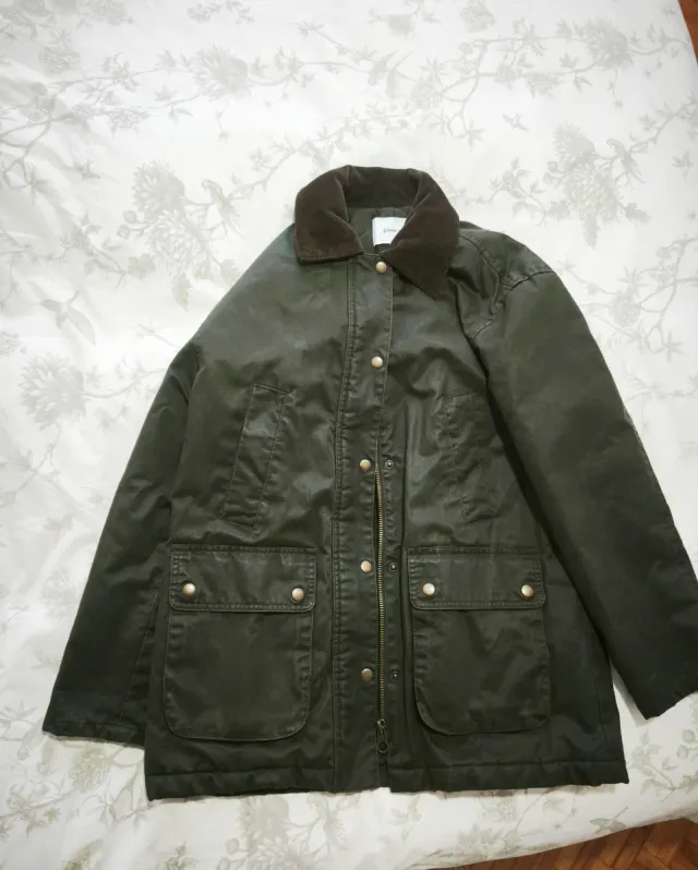 Parka encerada verde con cuello marrón