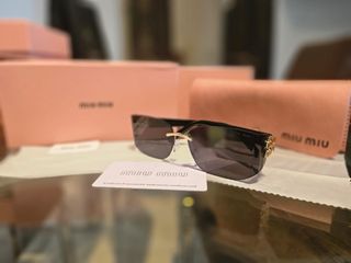 Gafas de sol Miu Miu negras y doradas