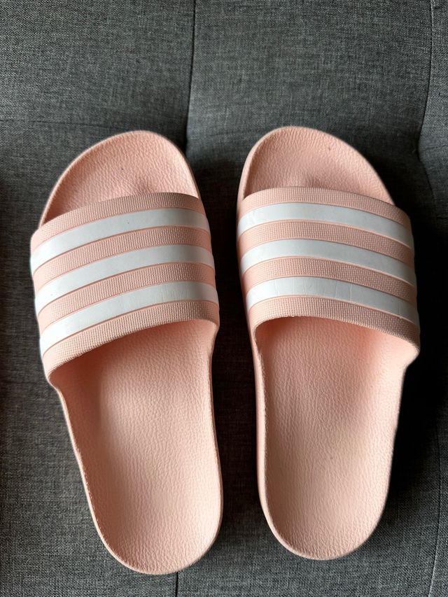Chanclas Adidas rosas y blancas