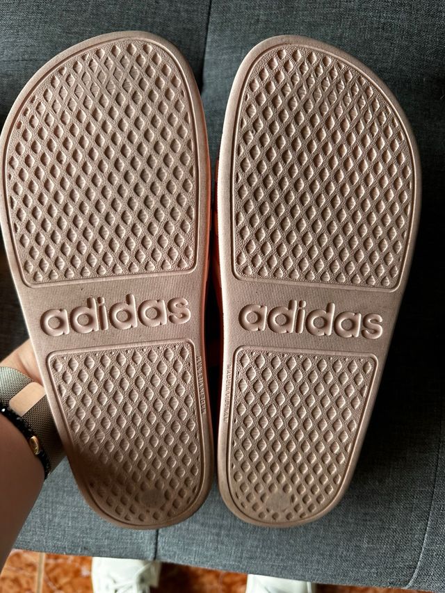 Chanclas Adidas rosas y blancas