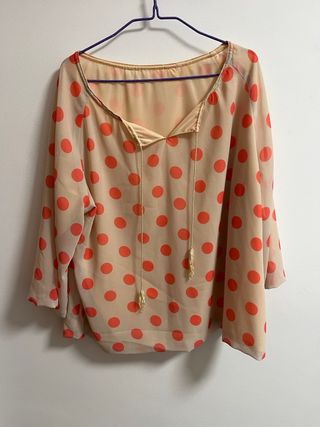 Blusa lunares beige y naranja