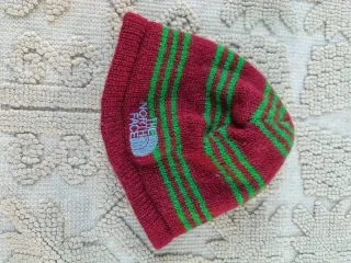 Cappellino The North Face a righe rosse e verdi