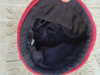 Cappellino The North Face a righe rosse e verdi