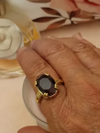 Anillo dorado con Piedra Burdeos  Ovalada