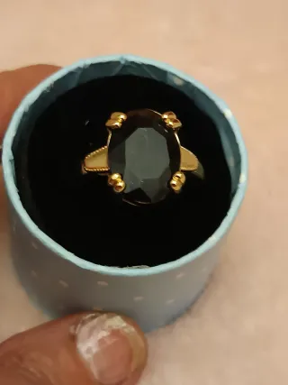 Anillo dorado con Piedra Burdeos  Ovalada