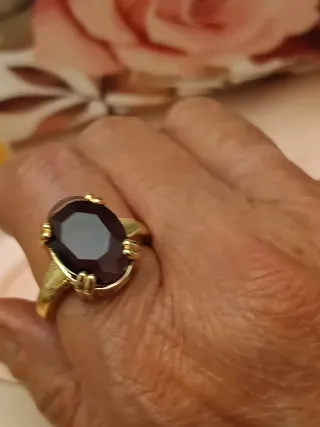Anillo dorado con Piedra Burdeos  Ovalada