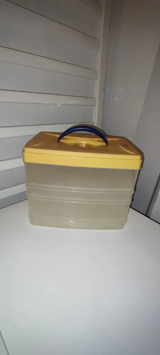 Caja de almacenaje con asa