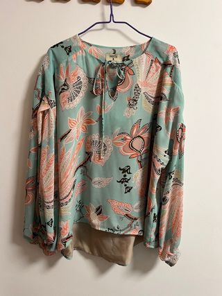 Blusa Habotai azul con estampado floral