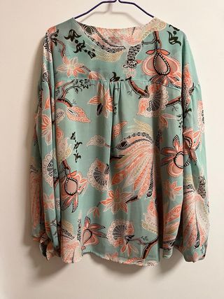 Blusa Habotai azul con estampado floral
