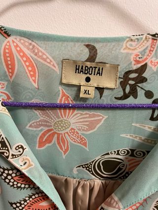 Blusa Habotai azul con estampado floral