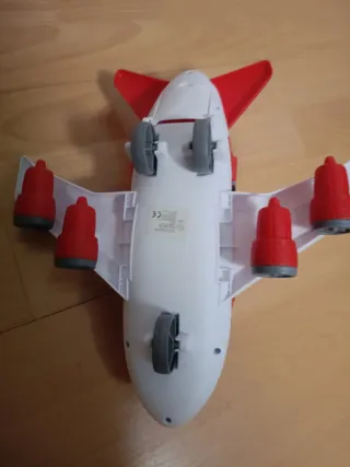 Avión de juguete rojo y blanco