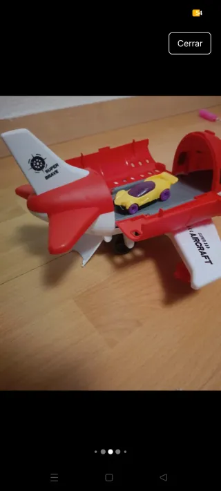 Avión de juguete rojo y blanco