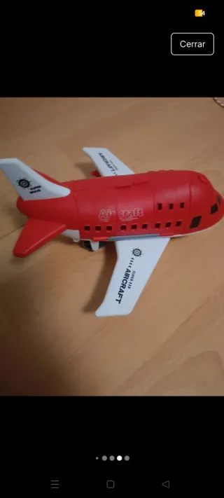 Avión de juguete rojo y blanco