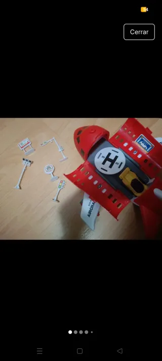 Avión de juguete rojo y blanco