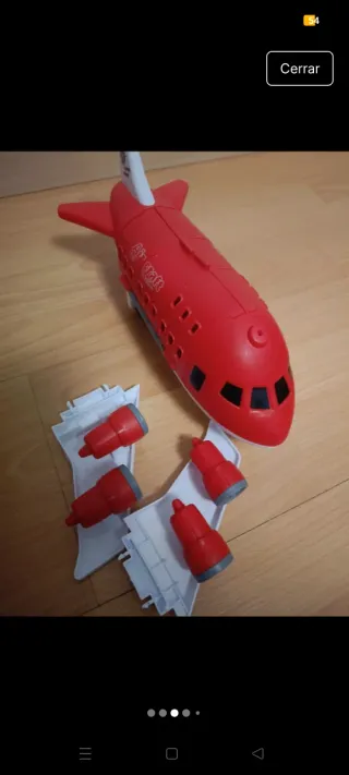 Avión de juguete rojo y blanco