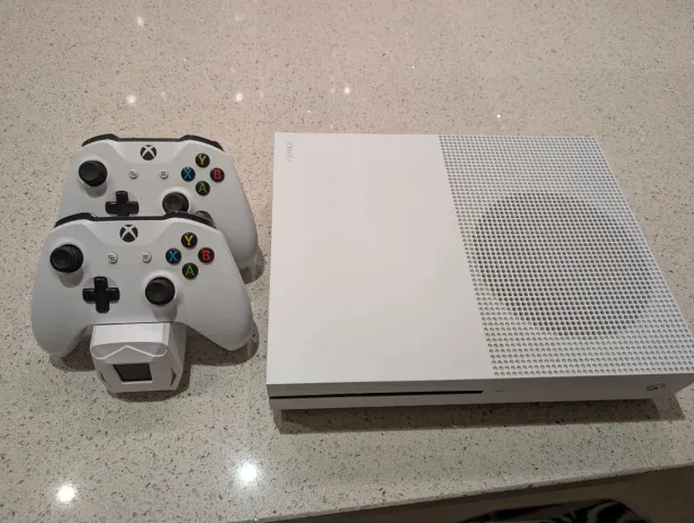 Xbox One S Blanca con 2 Controles
