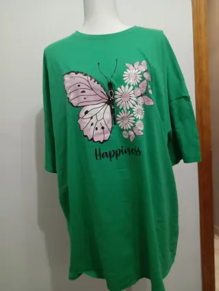 Camiseta verde con mariposa y flores