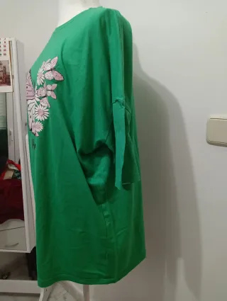 Camiseta verde con mariposa y flores