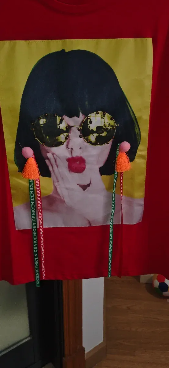 Camiseta con estampado de chica y flecos