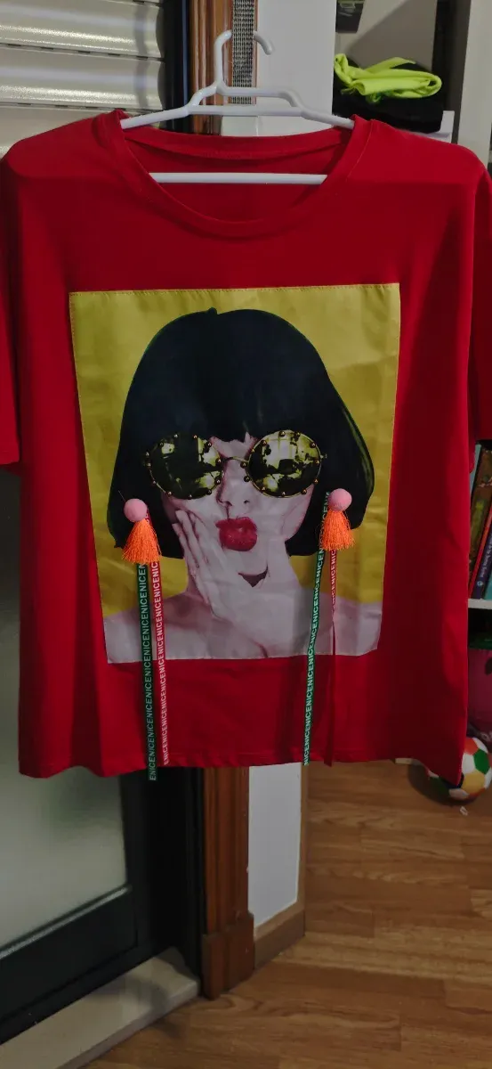 Camiseta con estampado de chica y flecos